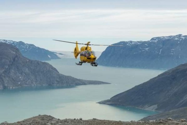 Helikopter über einer Bucht in Grönland