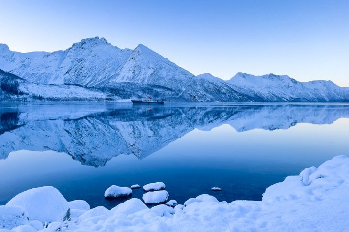 Polarfront in einem Fjord in Norwegen