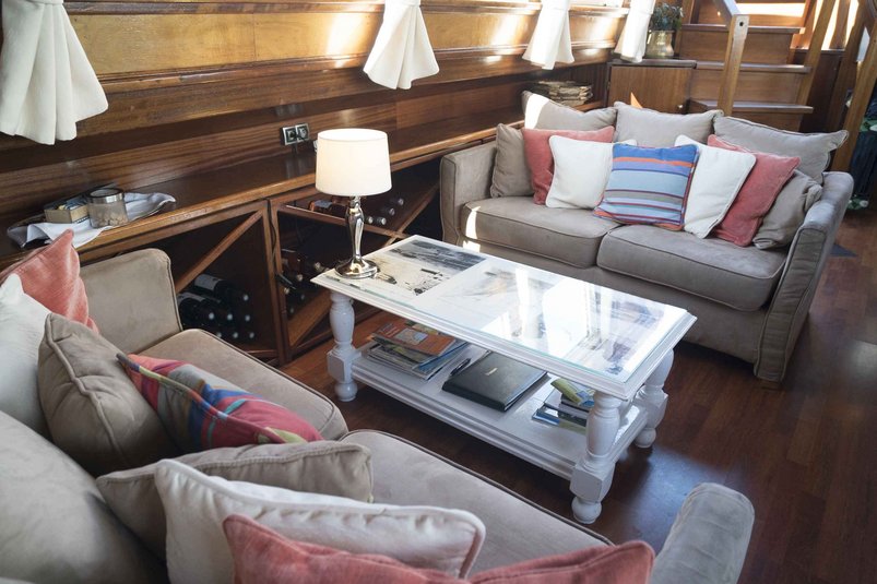 Loungebereich auf dem Flusskreuzfahrtschiff Athos