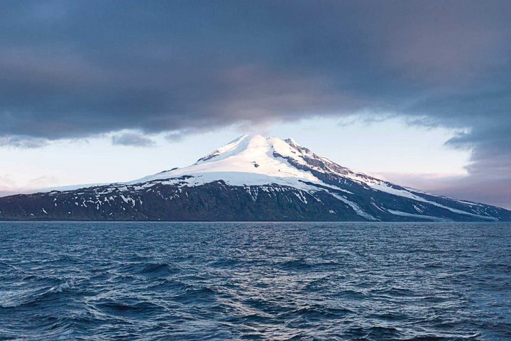 Jan Mayen vom Meer aus