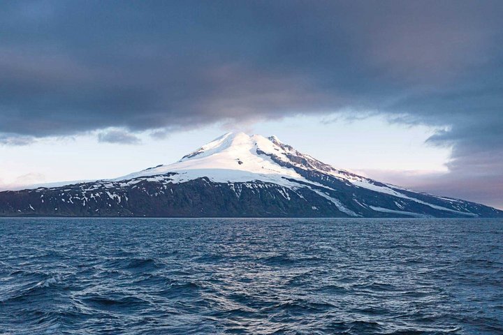 Jan Mayen vom Meer aus