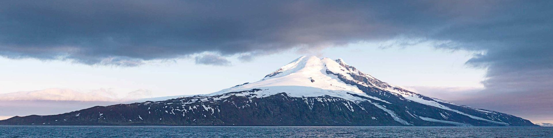 Jan Mayen vom Meer aus gesehen