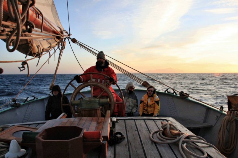 Am Steuer des Segelschiffes Tecla