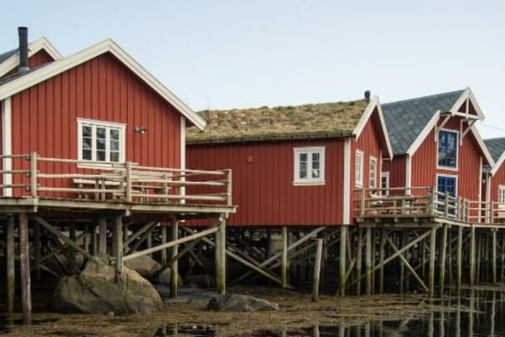 Dorf auf den Lofoten mit alten Fischerhäusern