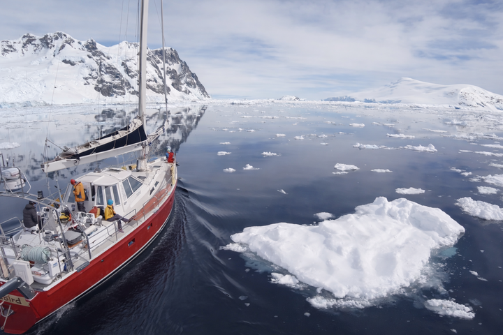 Segelschiff Icebird in der Antarktis umgeben von Eisschollen