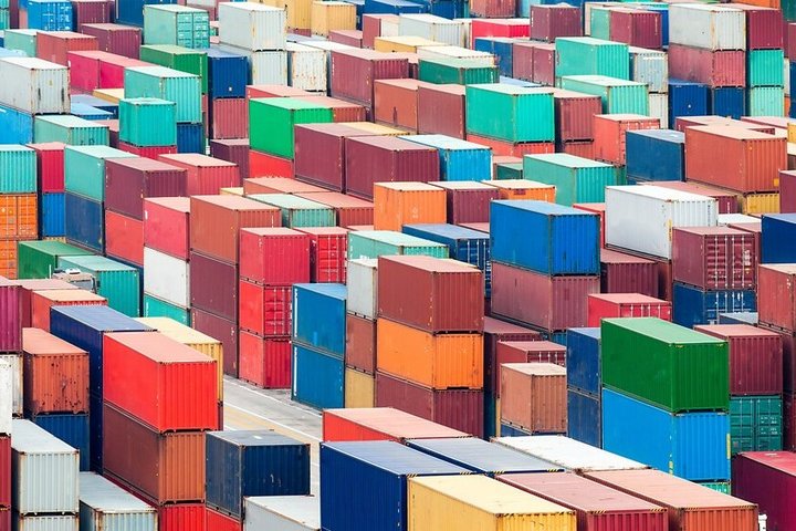 Containerstapel im Hafen