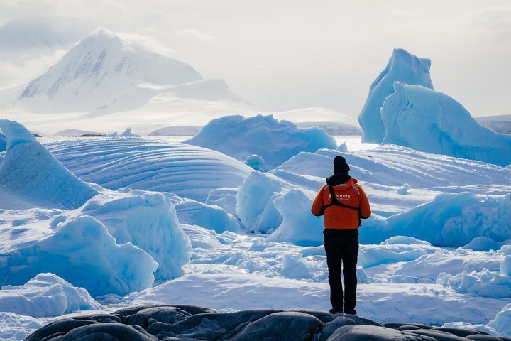 Mensch bestaunt Eiswüste von Antarktika
