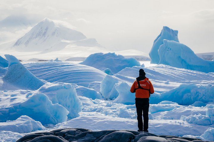 Mensch bestaunt Eiswüste von Antarktika