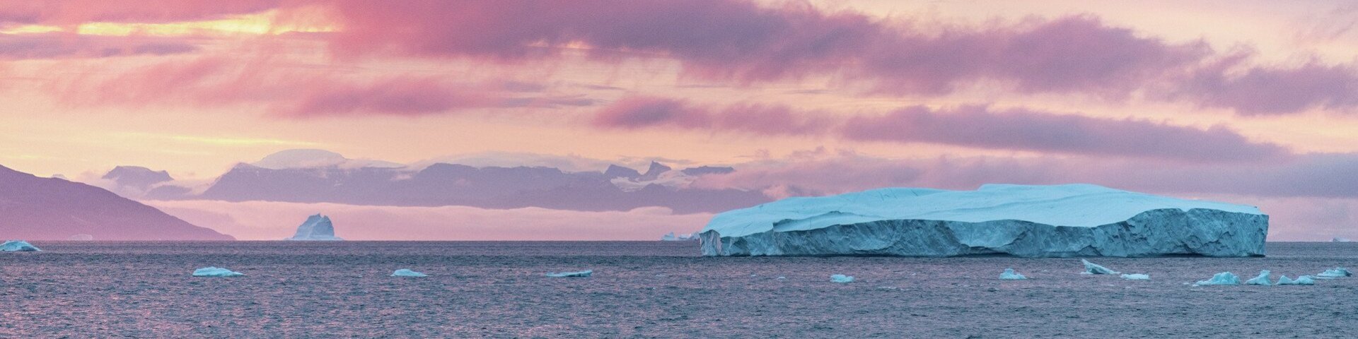Abendstimmung in Ilulissat mit Eisberg