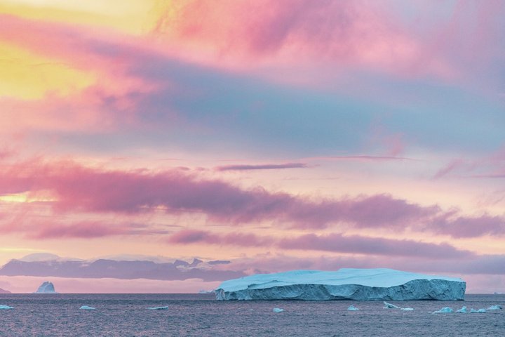Abendstimmung in Ilulissat mit Eisberg