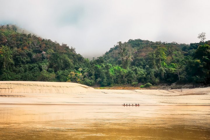 Urwald am Fluss in Laos