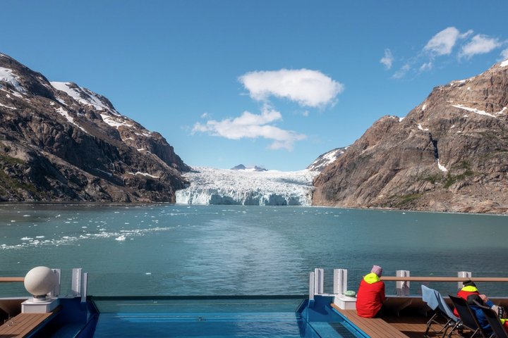 Bucht mit Gletscherfront und Bergen im Prins Christian Sund (Foto: Andrea Klaussner)