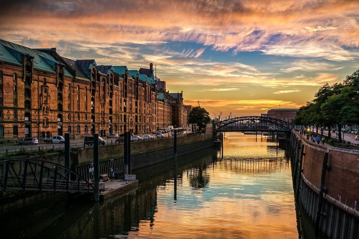 Hafenstadt Hamburg als Ausgangspunkt zur Reise nach Norwegen