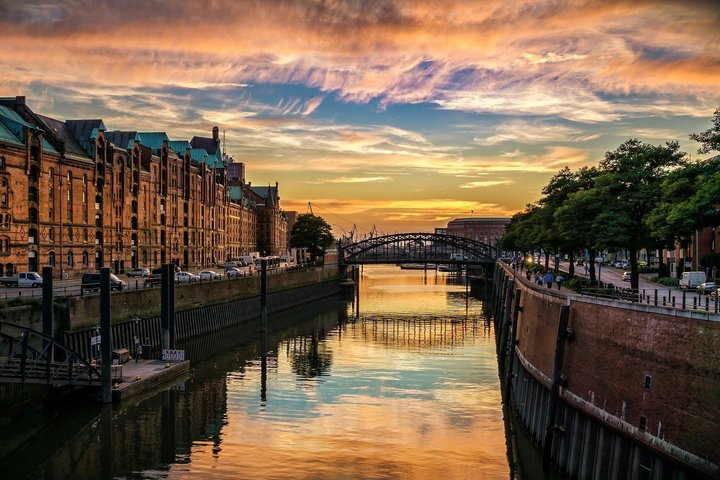 Hafenstadt Hamburg als Ausgangspunkt zur Reise nach Norwegen