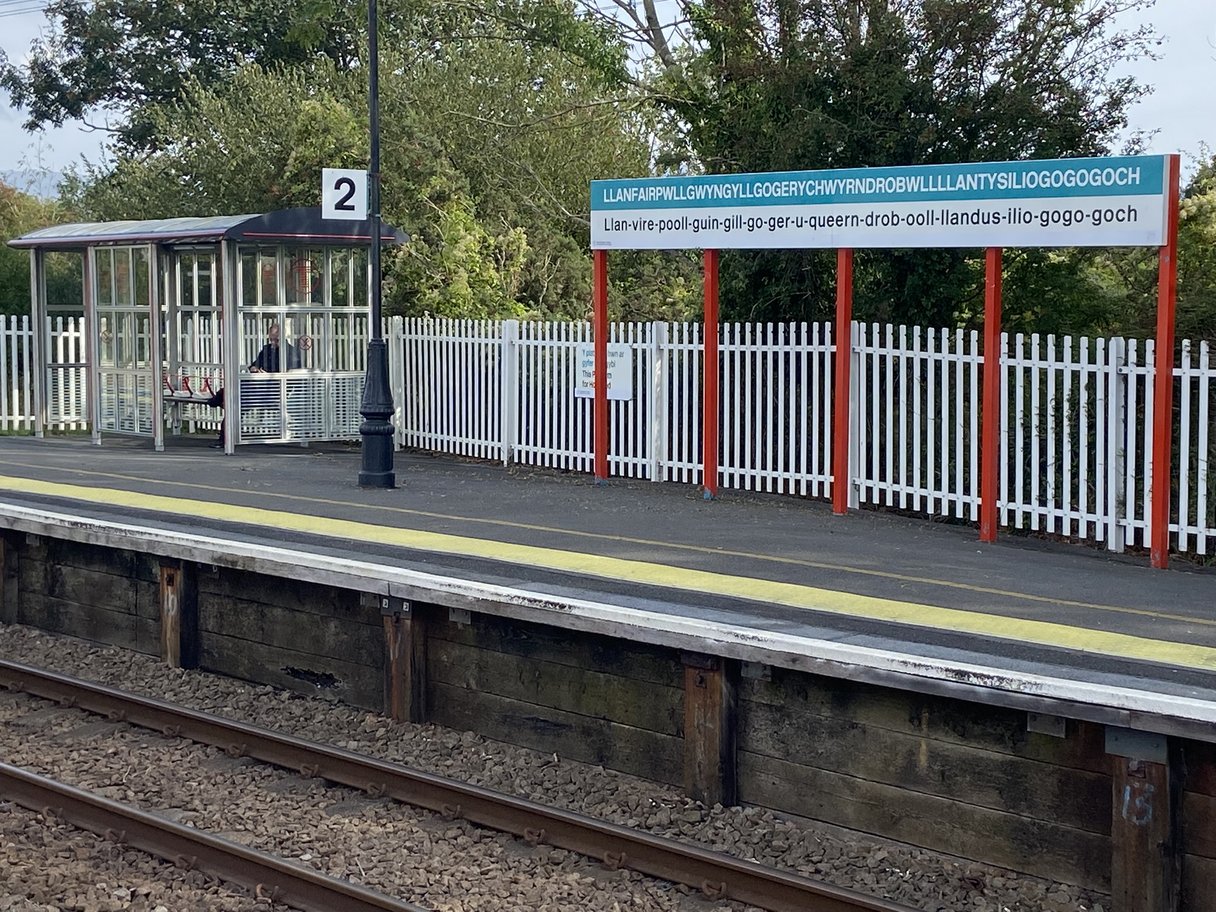 Bahnhofschild von Llanfairpwllgwyngyllgogerychwyrndrobwllllantysiliogogogoch Bahnhofschild von Llanfairpwllgwyngyllgogerychwyrndrobwllllantysiliogogogoch