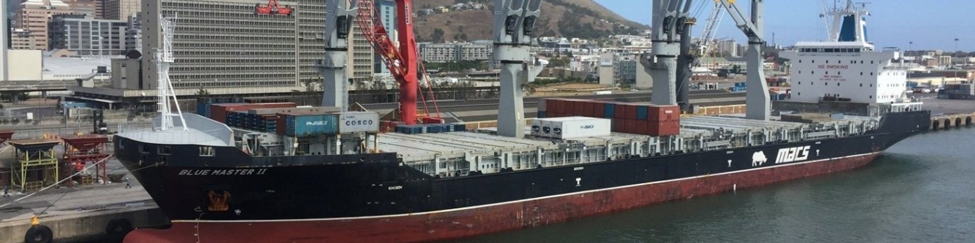 Blue Master II im Hamburger Hafen