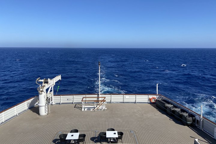 Grosses Aussendeck auf dem Fracht-Passagierschiff St. Helena