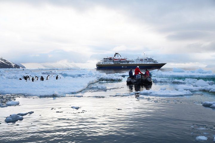 Heritage Adventurer mit Zodiac im Rossmeer
