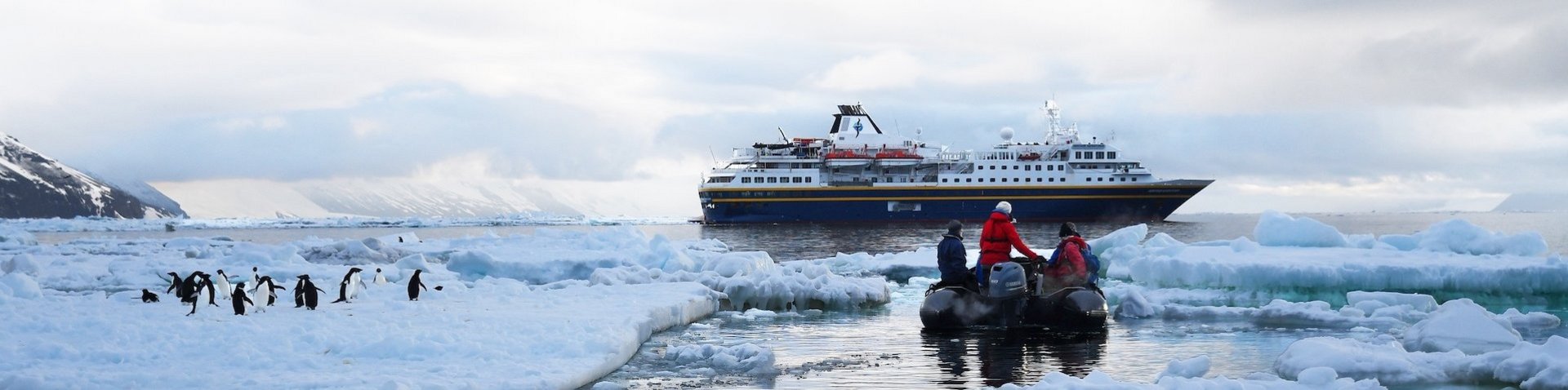 Heritage Adventurer mit Zodiac im Rossmeer Heritage Adventurer mit Zodiac im Rossmeer