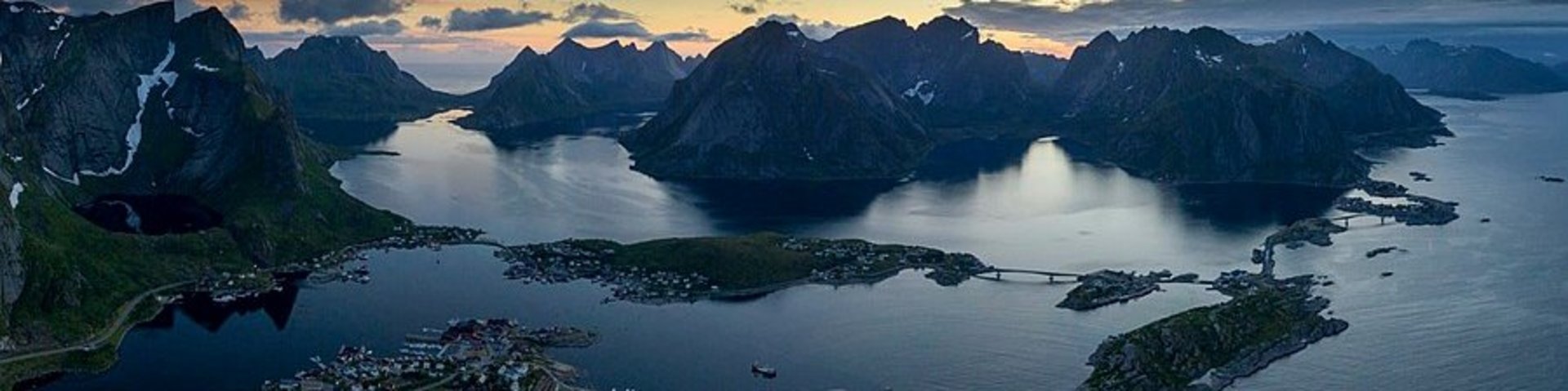 Norwegischer Fjord mit Dorf aus der Luft