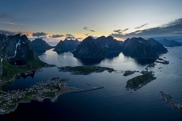 Norwegischer Fjord mit Dorf aus der Luft