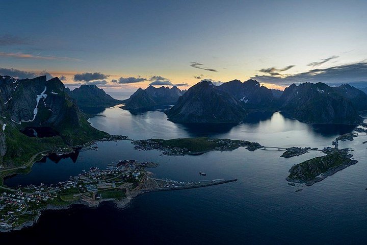 Norwegischer Fjord mit Dorf aus der Luft
