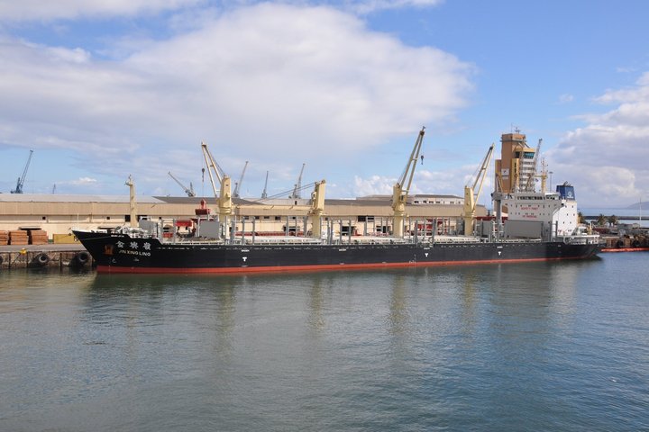 Massengutschiff im Hafen von Kapstadt