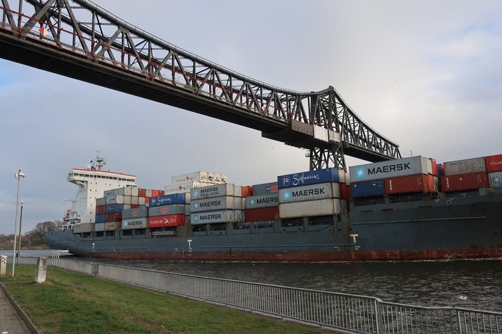 Frachtschiff unter Bahnbrücke in Rendsburg am Nordostsee-Kanal Containerschiff unter Bahnbrücke in Rendsburg am Nordostsee-Kanal