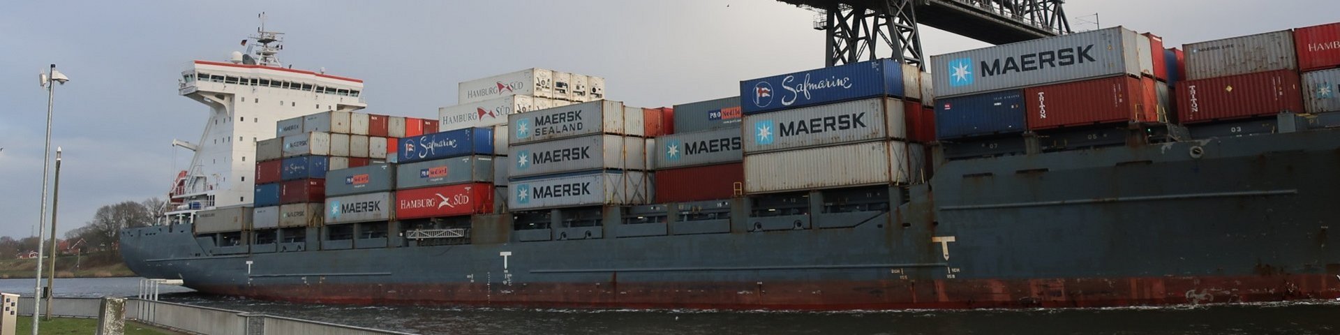 Containerschiff unter Bahnbrücke in Rendsburg am Nordostsee-Kanal