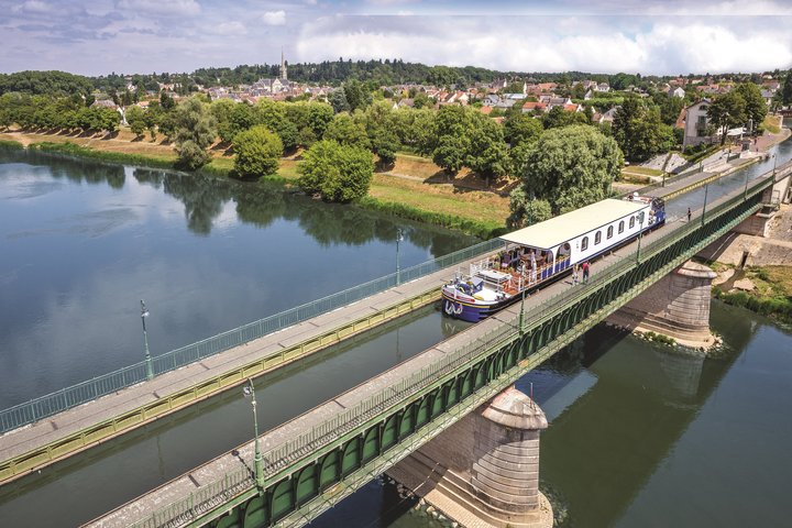 Das Flusskreuzfahrtschiff Renaissance auf dem Briare Äquadukt