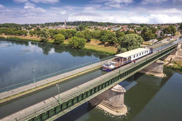 Das Flusskreuzfahrtschiff Renaissance auf dem Briare Äquadukt