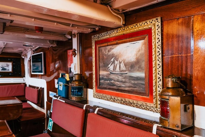 Salon auf der Brigantine Florette
