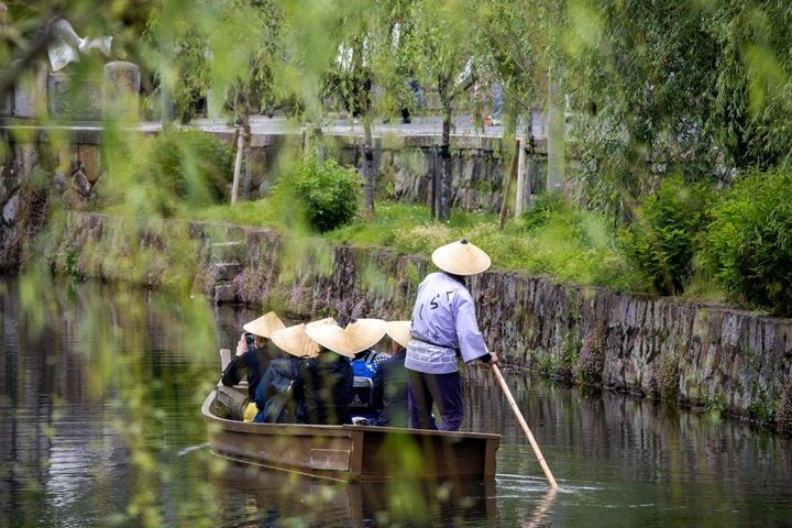 Boot mit Menschen auf Fluss in Japan