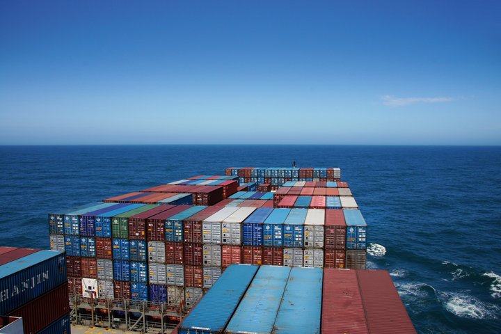 Blick von Kommandobrücke eines Containerschiffes auf das Meer