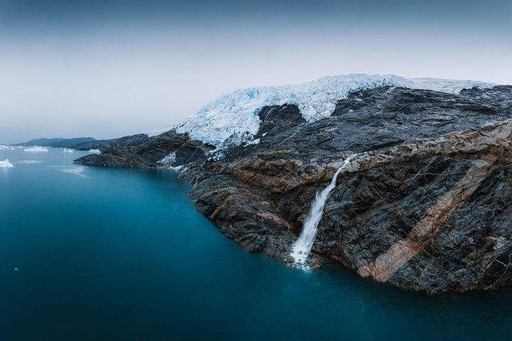 Wasserfall in einem grönländischen Fjord