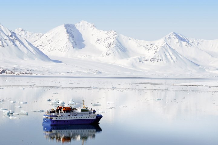 Schiff Quest in Bucht auf Spitzbergen