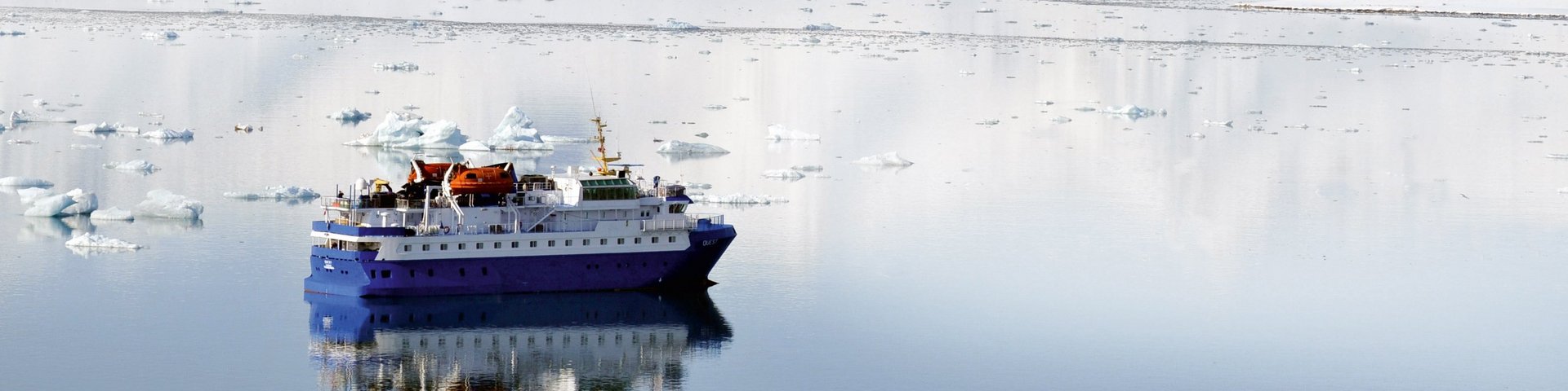 Schiff Quest in Bucht auf Spitzbergen Schiff Quest in Bucht auf Spitzbergen