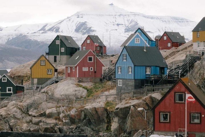Typische farbige Häuser in Grönland