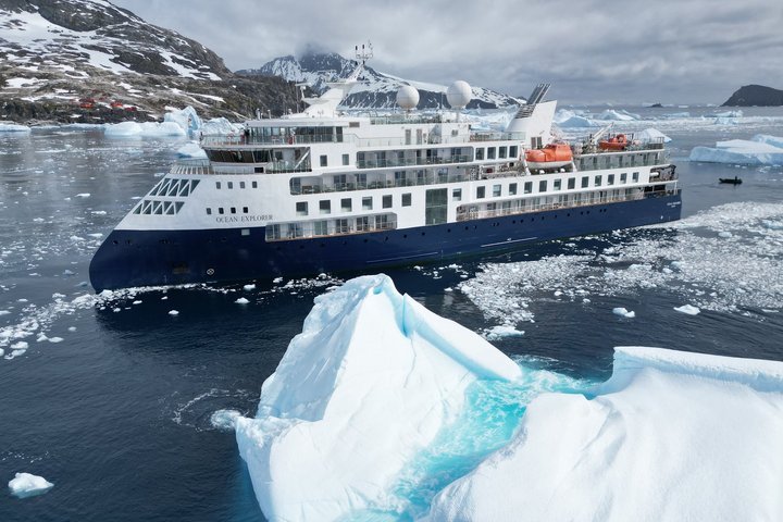 Ocean Explorer mit Eisberg Ocean Explorer mit Eisberg