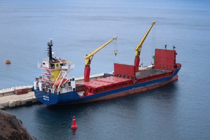 Hafenkai auf St. Helena mit Containerschiff