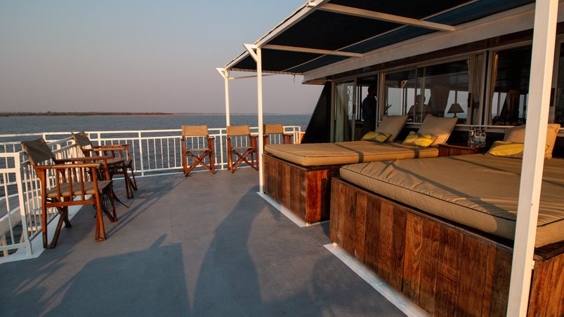 Aussendeck mit Tagbetten auf dem Hausboot Umbozha auf dem Kariba See