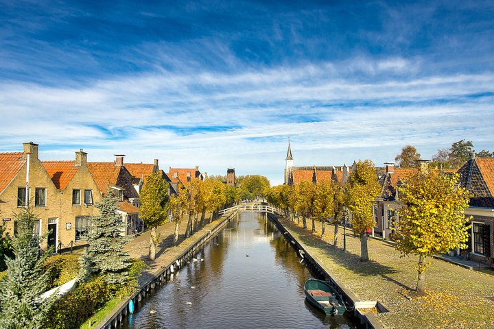 Dorf an einem Kanal in Holland