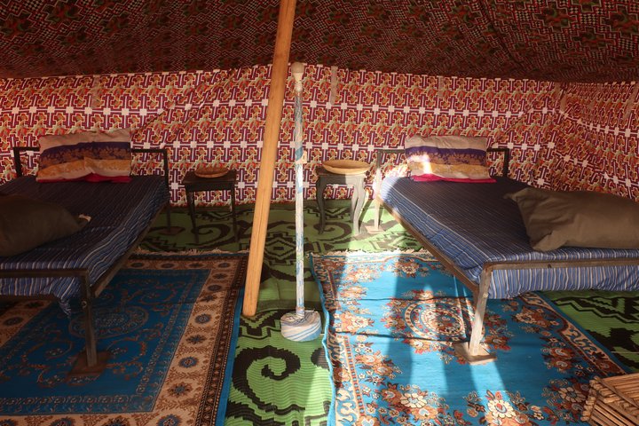 Blick ins Innere eine Zeltes im Wüstencamp von Ben Amera