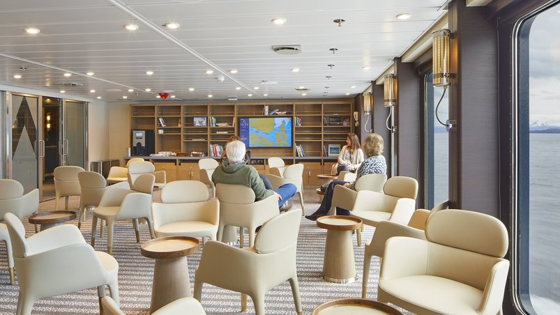 Lounge mit Bibliothek auf der Magellan Explorer