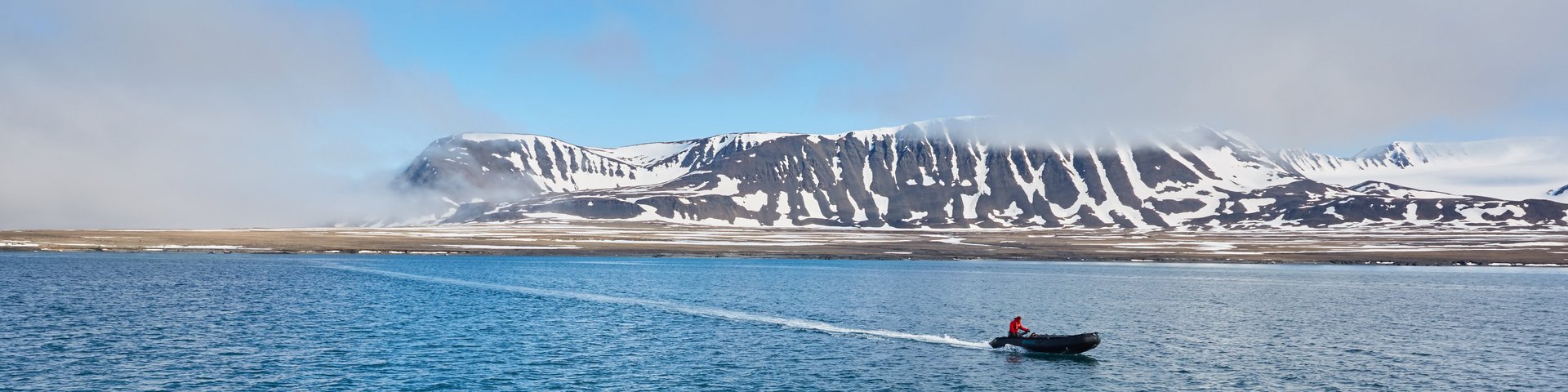Küste von Spitzbergen mit Zodiac