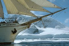 Bug der Bark Europa im Eis der Antarktis