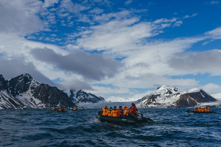 Zodiacs in einer Bucht in der Arktis