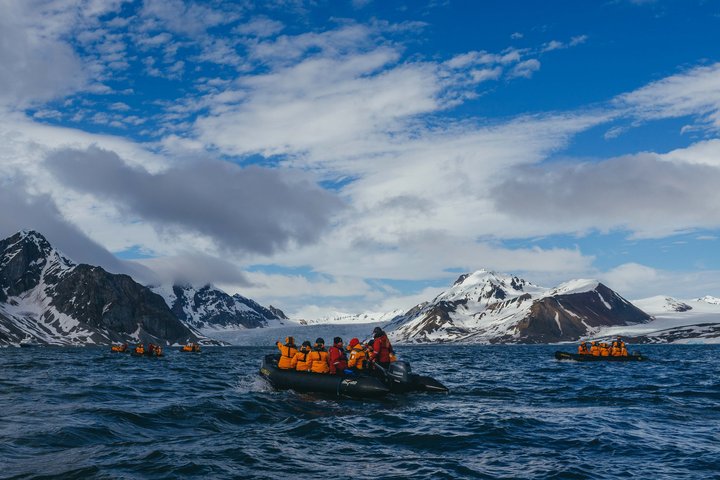 Zodiacs in einer Bucht in der Arktis