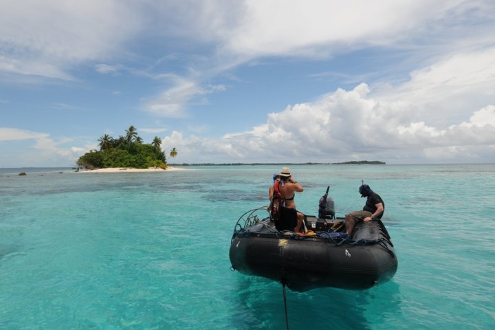 Butcht mit Atoll im Südpazifik