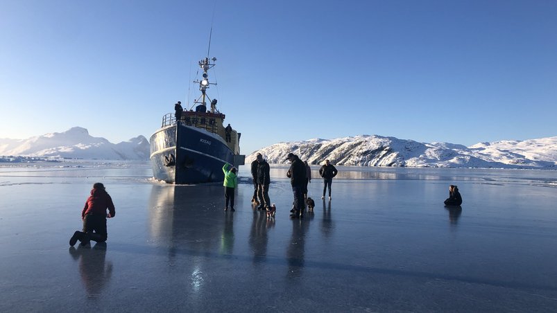 Expeditionsschiff Kisaq mit Passagieren auf Eis